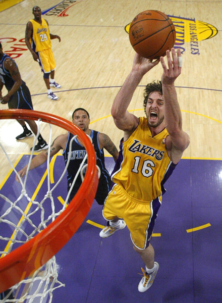 本泽马评选历史最佳阵容：（本泽马心目中的历史最佳阵容揭晓）