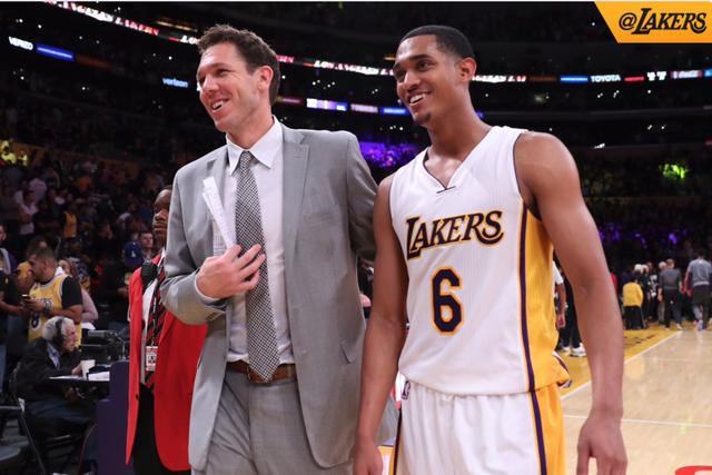 中超比赛亮点：上海海港2-1战胜山东泰山,（中超焦点战：上海海港2比1击败山东泰山）