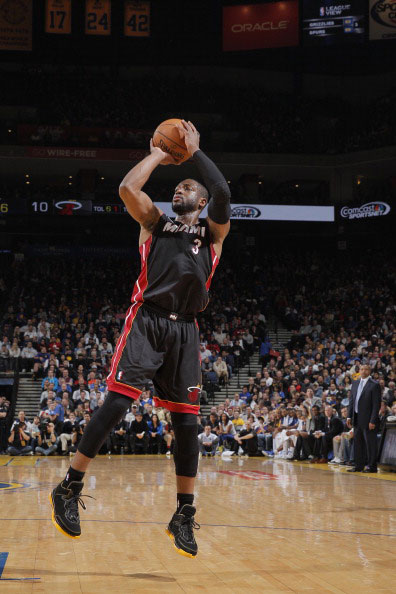 排球王莱昂+科门达+萨萨克 三巨头续约 冲击波超新赛季（球王莱昂携科门达、萨萨克续约，冲击波三大核心剑指新赛季）