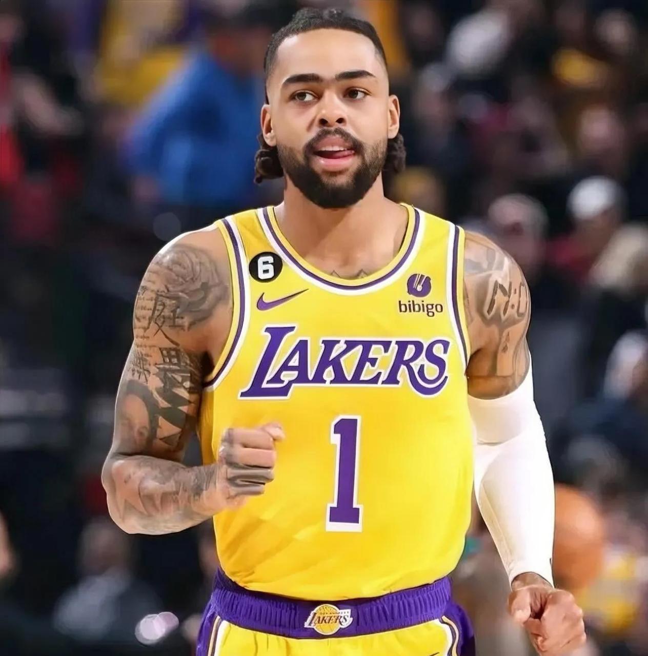 独行侠新太子？赛后众多球迷等待弗拉格签名合影（独行侠未来门面？赛后球迷蜂拥等弗拉格签名合影）