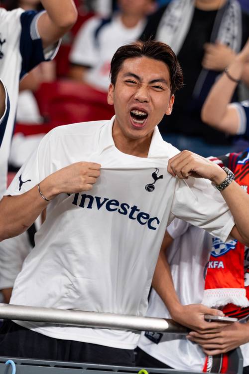 詹姆斯高空接力扣篮，点燃全场